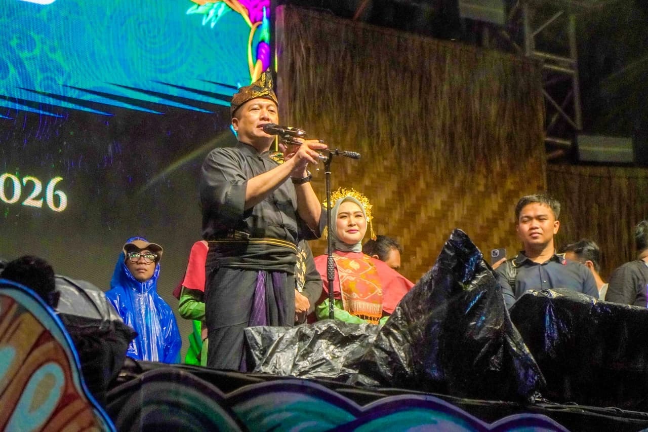 BAU NYALE: Gubernur NTB Lalu Muhamad Iqbal saat memberikan sambutan pada Festival Bau Nyale 2026 di Pantai Seger, kawasan Kuta Mandalika, Sabtu (7/2).