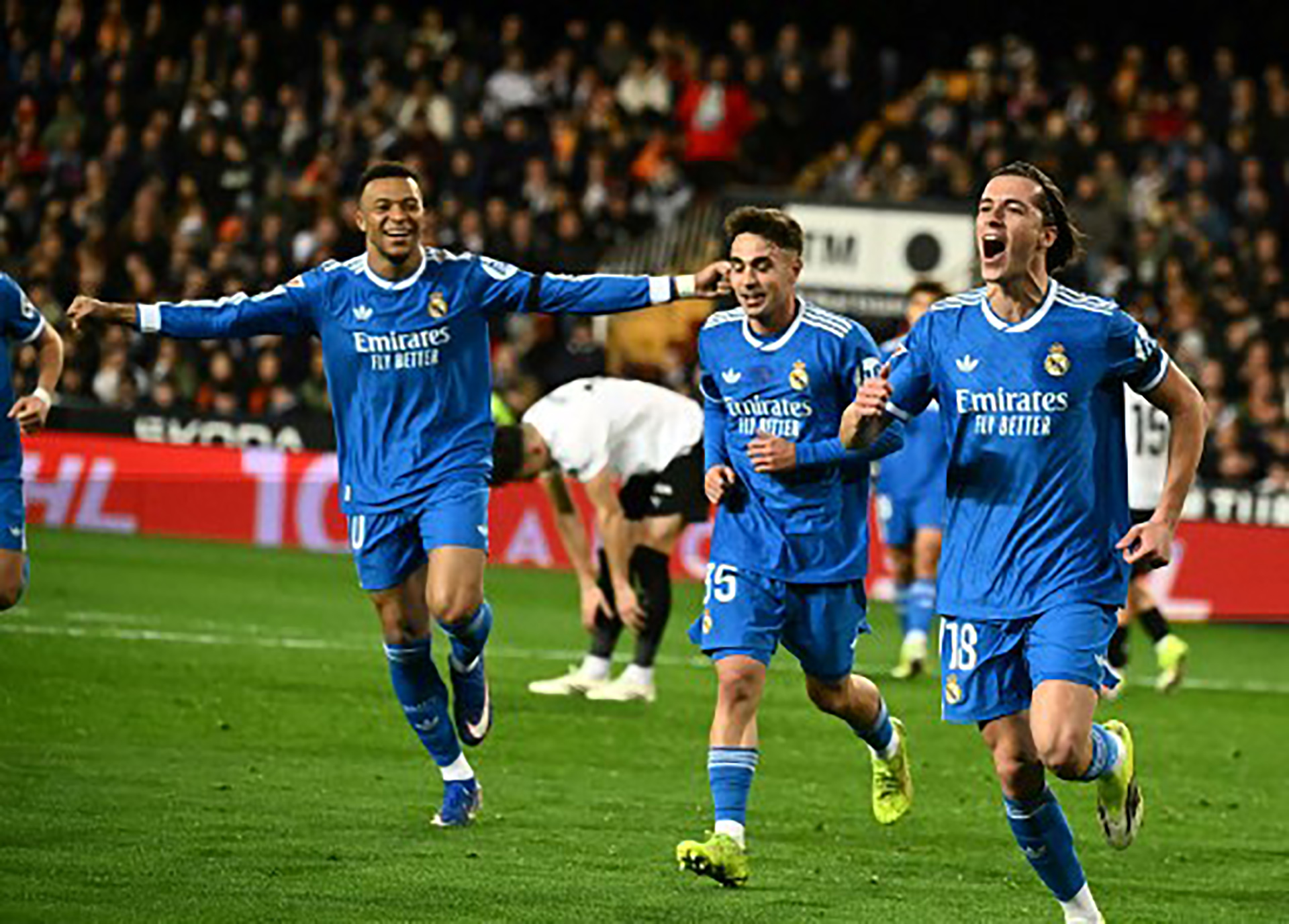 Alvaro Carreras (kanan) merayakan gol bersama Kylian Mbappe (kiri) saat melawan Valencia di Stadion Mestalla, Valencia, 8 Februari 2026. (JOSE JORDAN/AFP)
