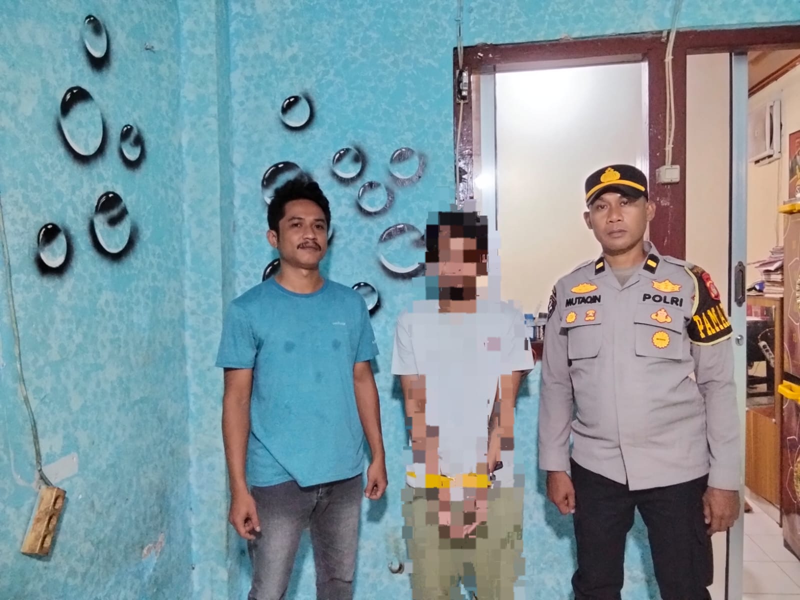 DIAMANKAN: Anggota Polres Dompu mengamankan pelaku AH, akhir pekan lalu.
