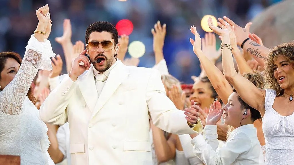 Bad Bunny menjadi artis pertama yang tampil di acara paruh waktu Super Bowl seluruhnya dalam bahasa Spanyol. (Getty Images)