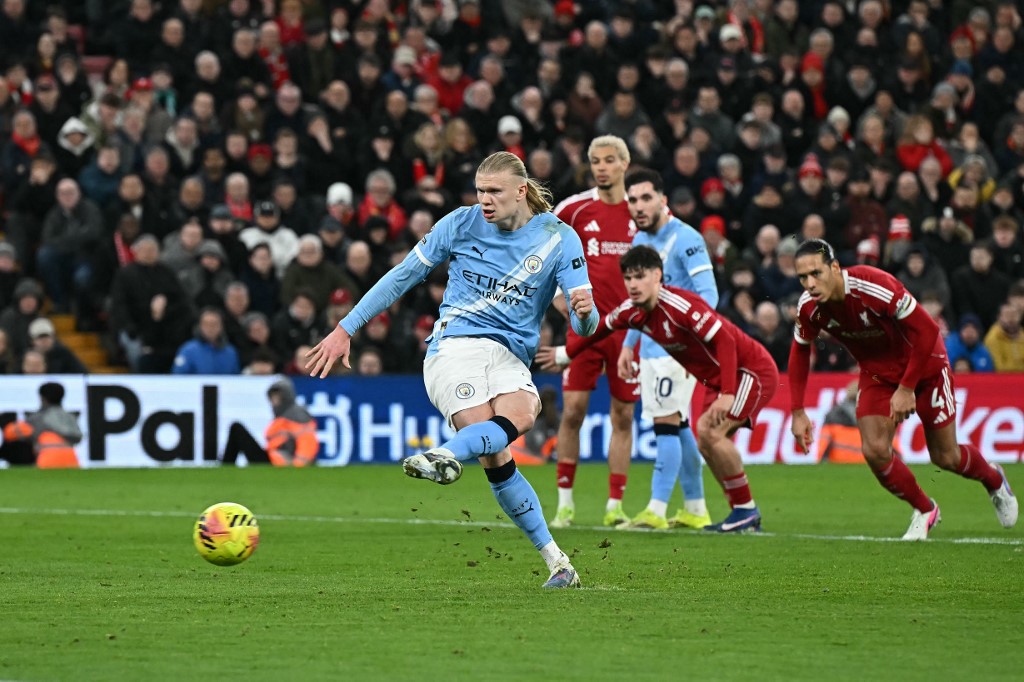 Erling Haaland melepaskan tendangan penalti untuk gol kedua Manchester City di Stadion Anfield, Liverpool, 8 Februari 2026. (Paul ELLIS/AFP)