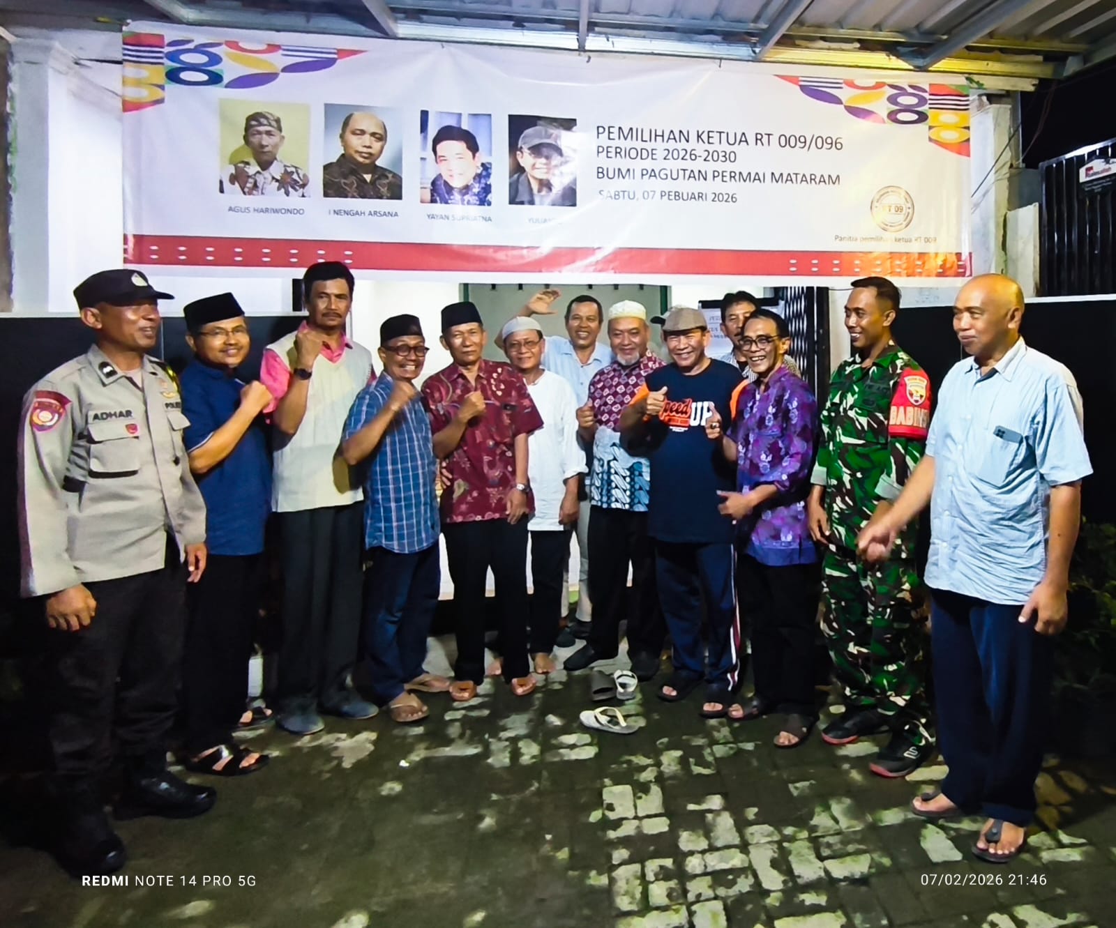 DEMOKRATIS: Proses pemilihan Ketua RT 009, Lingkungan Bumi Pagutan Permai, Kelurahan Pagutan Barat berlangsung secara demokratis penuh kekeluargaan, Sabtu (7/2).