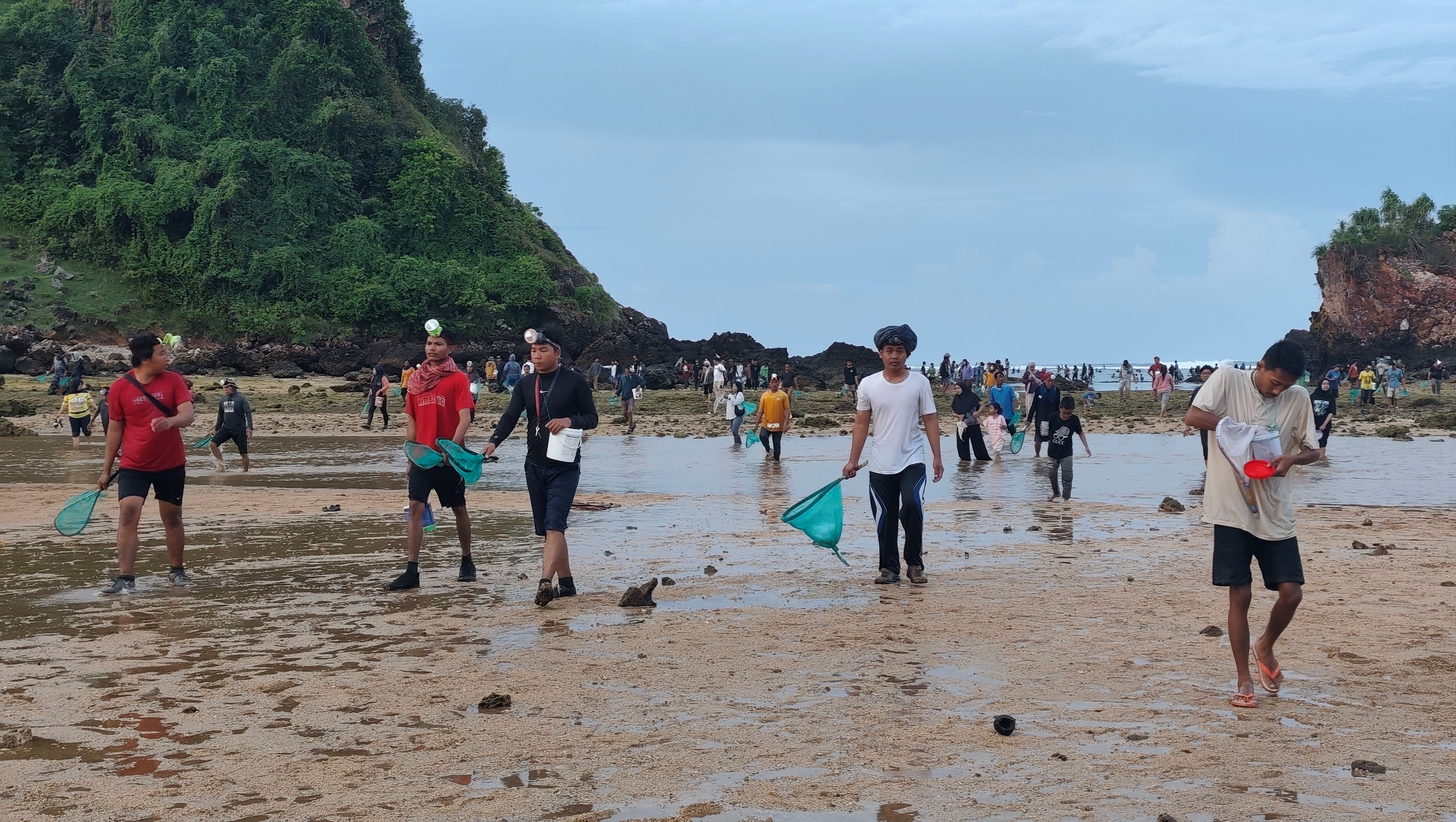 Masyarakat mulai kembali ke pesisir usai mencari Nyale atau cacing laut di Pantai Seger, Desa Kuta, Pujut, Lombok Tengah, Minggu (8/2). Sebagian besar masyarakat tak mendapat Nyale tahun ini.