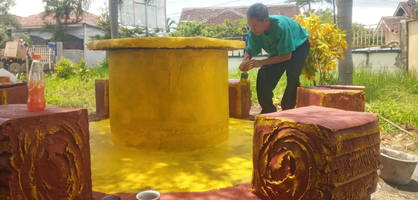 Pegawai SMPN 23 Mataram mengecat lubang Dedoro yang dibuat dari gumbleng di halaman sekolah setempat. Sekolah di Mataram terapkan lubang dedoro, tumbler wajib hingga kantin dilarang buang sampah.