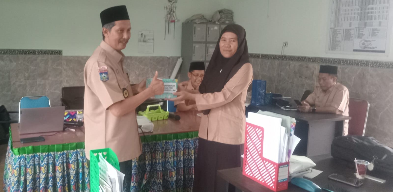 Kepala MTsN 2 Lombok Barat Abdul Azis Faradi memberikan reward kepada guru berdikasi di madrasah setempat, pekan lalu.