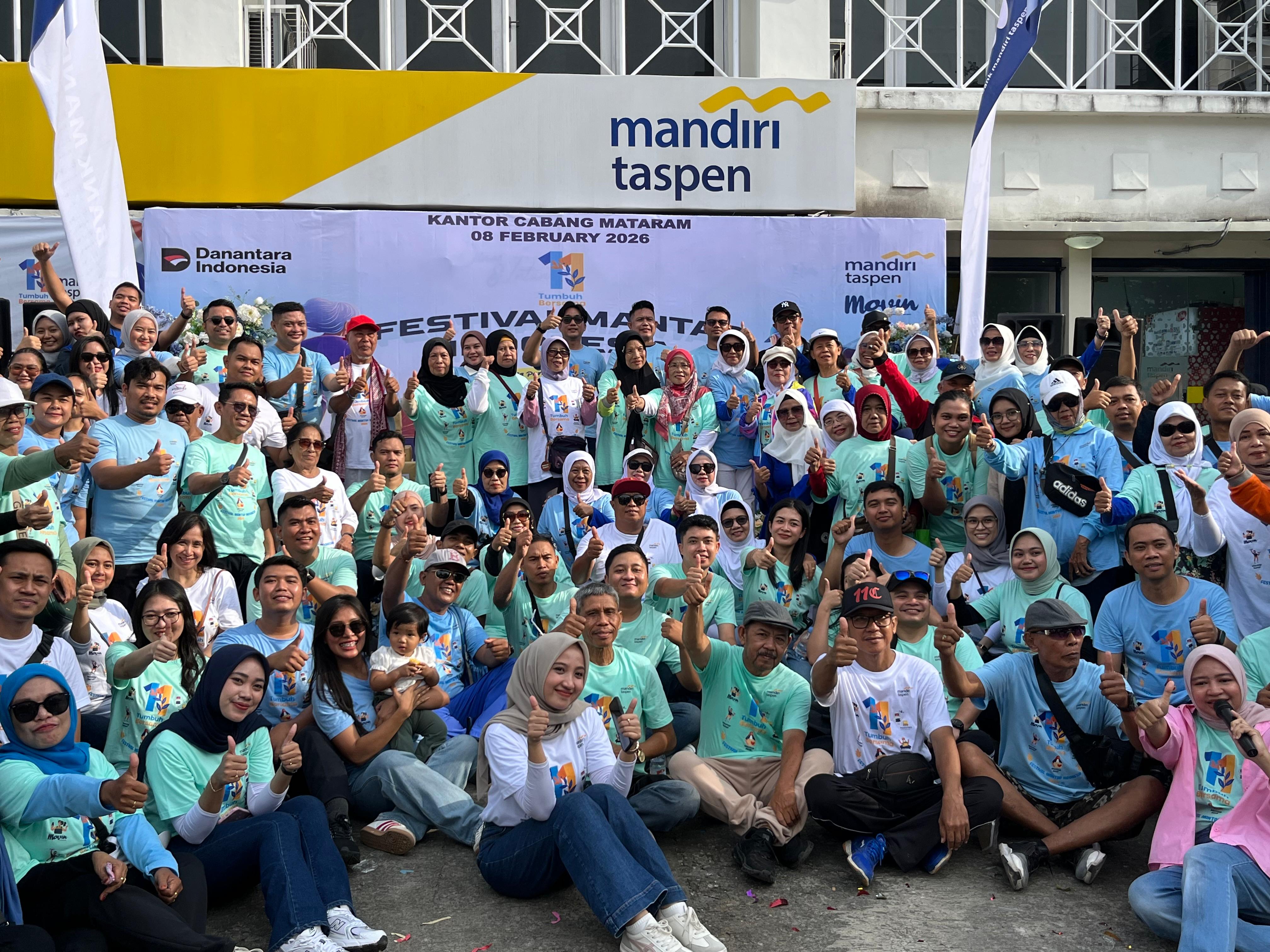 APRESIASI NASABAH: Para nasabah Bank Mandiri Taspen usai kegiatan jalan sehat dan penyerahan CSR kursi roda dan tongkat di kantor Bank Mandiri Taspen cabang Mataram, Minggu (8/2).