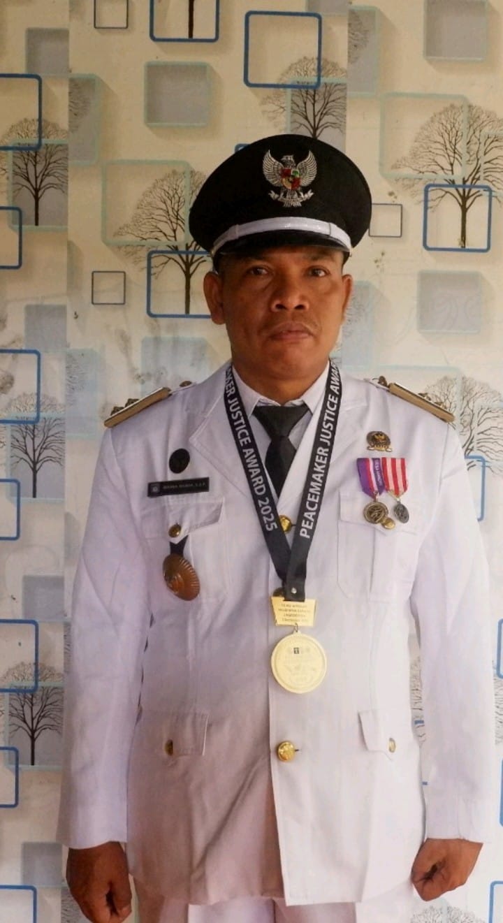 Kepala Desa Bentek Warna Wijaya.