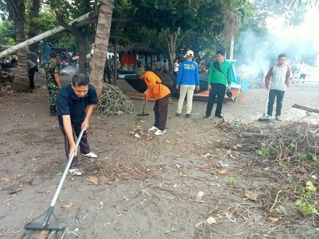 SINERGI: Suasana bersih-bersih pesisir Pantai Dusun Kerakas, Desa Segara Katon, Kecamatan Gangga.