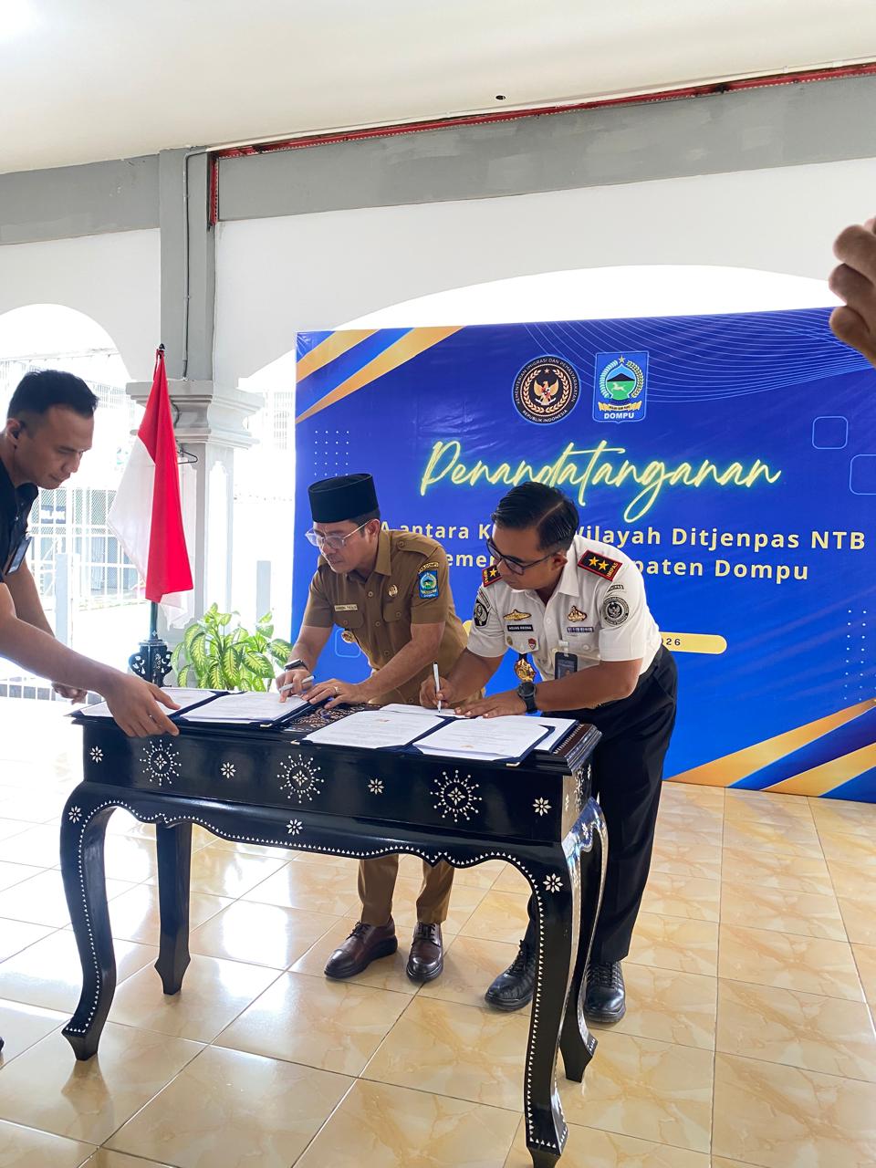 Penandatanganan MoA antara Bupati Dompu dengan Kanwil Ditjenpas NTB.