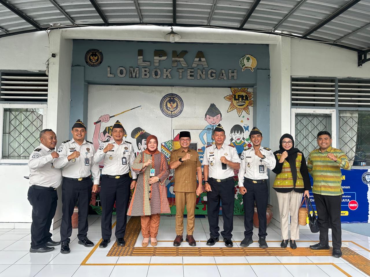 Bupati Dompu bersama Kadis DP3A Dompu dalam kunjungannya ke Lapas Perempuan.