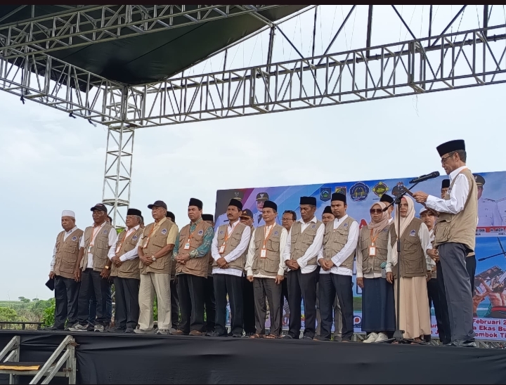 HIMAPALA: Plh Sekda NTB Lalu Mohammad Faozal saat mengukuhkan pengurus Himapala di Pantai Kura-Kura, Desa Ekas Buana, Kecamatan Jerowaru, Lotim, Sabtu (7/2).