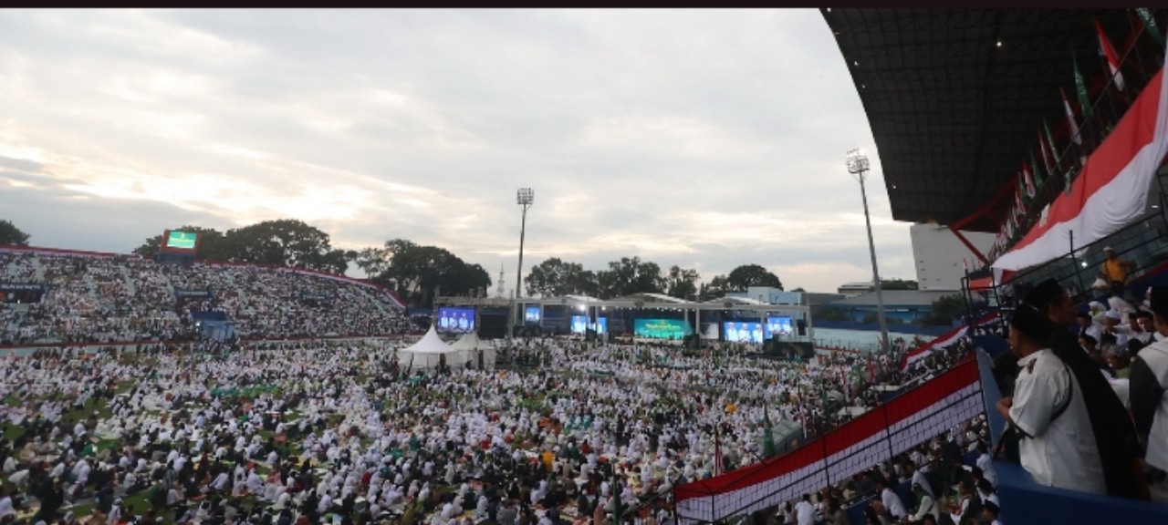 Presiden Prabowo saat menghadiri Mujahadah Kubro Satu Abad NU di Stadion Gajayana, Malang, Jawa Timur, Minggu (8/2).