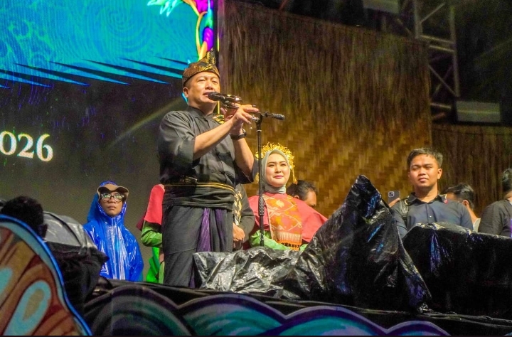 BAU NYALE: Gubernur NTB Lalu Muhamad Iqbal saat memberikan sambutan pada Festival Bau Nyale 2026 di Pantai Seger, kawasan Kuta Mandalika, Sabtu (7/2).
