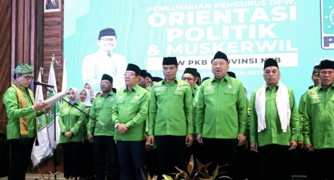 Ketua DPP PKB Bidang Penguatan Organisasi, Legislatif dan Eksekutif Abdul Halim Iskandar (kiri) membacakan ikrar yang diikuti para pengurus DPW PKB NTB masa bakti 2026-2031, Minggu (8/2).