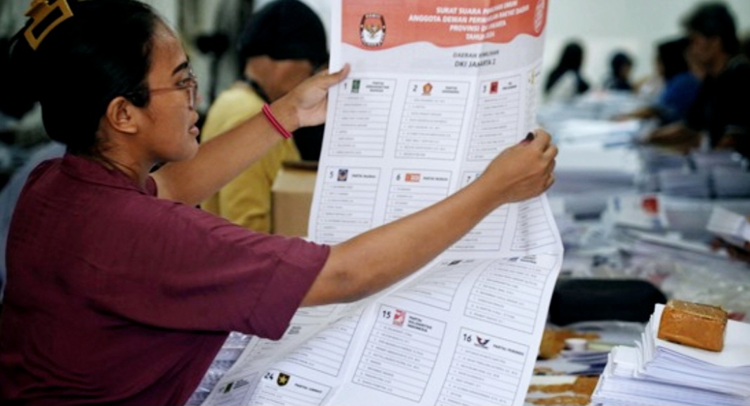 Ilustrasi petugas melipat kertas suara