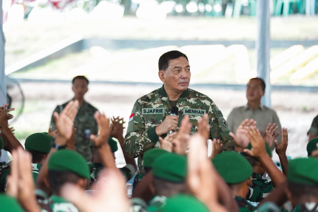 TINJAU: Menhan Jenderal TNI (Purn) Sjafrie Sjamsoeddin bersama Gubernur NTB Lalu Muhamad Iqbal meninjau Markas Brigif TP 31/Perisai Sakti dan Yonif TP 875/Sangga Yudha Perkasa di Doro Mboha.