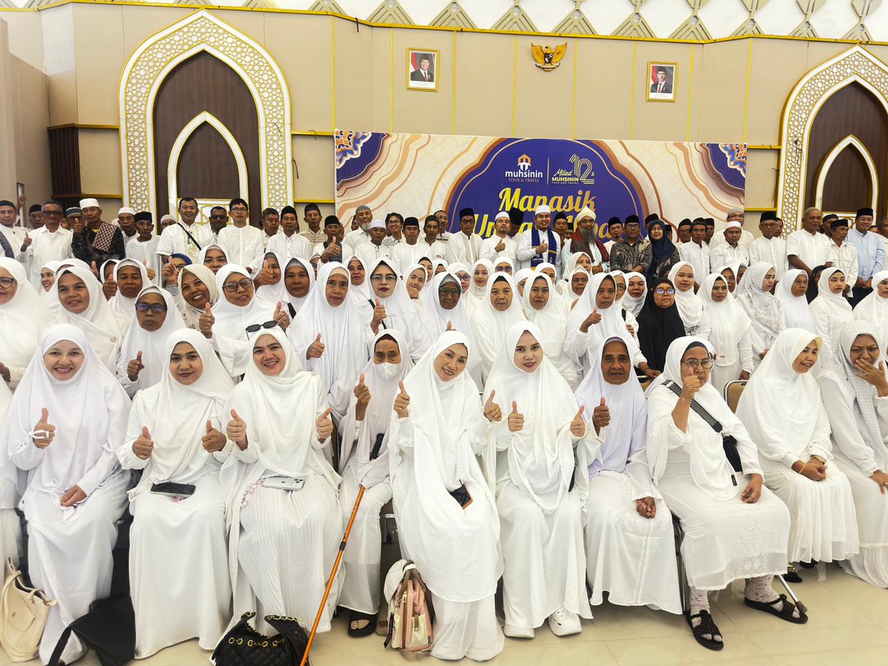 BAHAGIA: Sebanyak 300-an jamaah umrah Muhsinin Tour and Travel berfoto bersama usai mengikuti Manasik Akbar dan Taaruf di Asrama Haji Mataram, Sabtu (7/2).