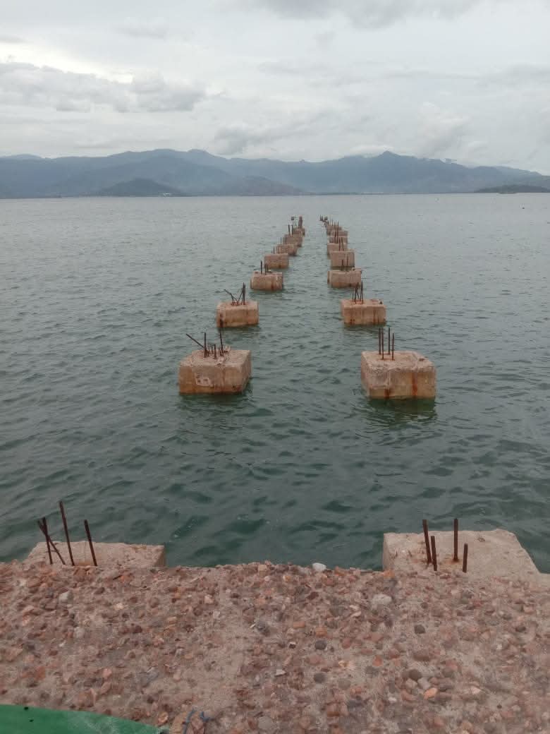 Sisa pengerjaan proyek Dermaga Waduruka, Kabupaten Bima, yang belum rampung. (Istimewa/Lombok Post)