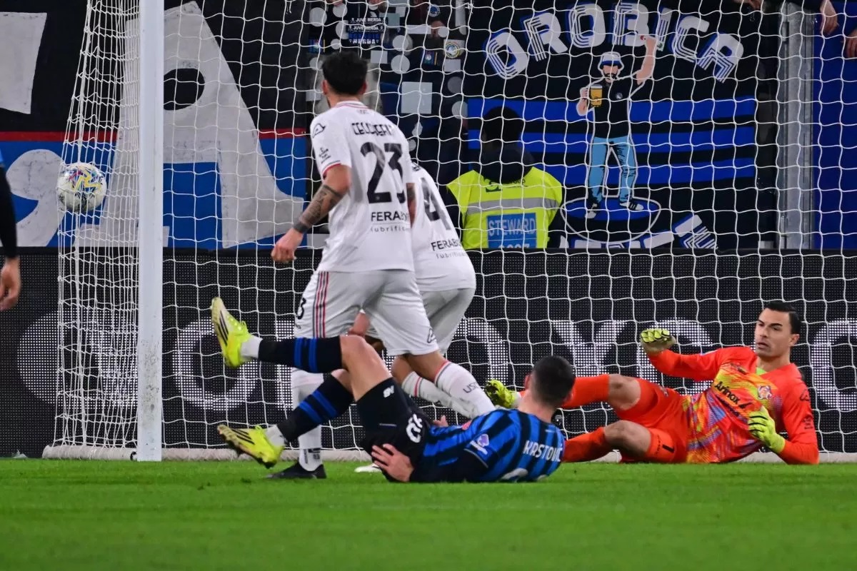 Emil Audero kebobolan dua gol saat Cremonese kontra Atalanta dalam lanjutan Serie A. (X/@Agenzia_Ansa)