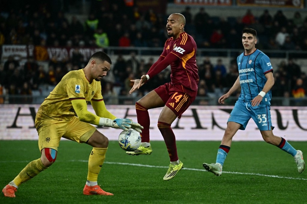 Aksi penyerang AS Roma Donyell Malen (tengah) dalam pertandingan Liga Italia Serie A antara AS Roma dan Cagliari di Stadion Olimpico, Roma, pada 9 Februari 2026.(Filippo Monteforte/AFP)