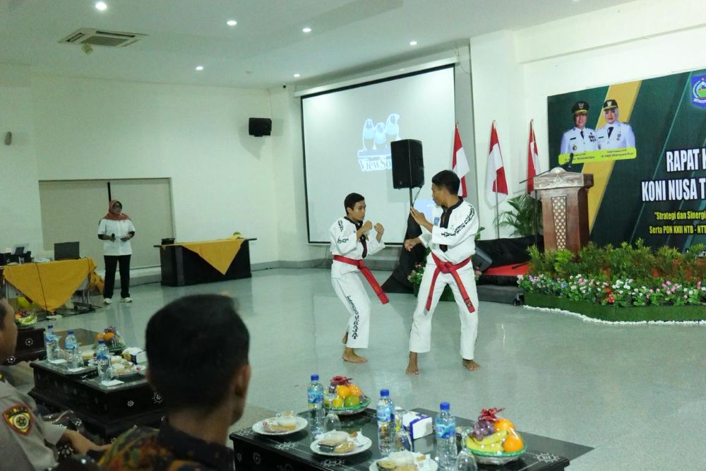 : Atlet tarung derajat saat tampil di Rakerprov KONI NTB, Minggu (8/2). Tarung derajat menjadi salah satu cabor yang dipertandingkan di Porprov 2026.
