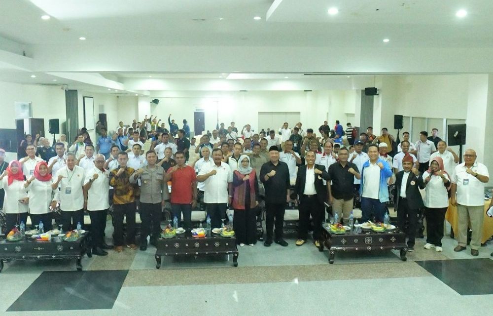 Wakil Ketua Komisi X DPR RI Lalu Hadrian Irfani bersama Wakil Ketua KONI Pusat Suwarno dan Ketua KONI NTB Mori Hanafi usai pembukaan Rakerprov KONI NTB.
