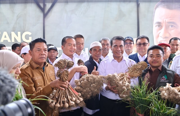 PANGAN: Mentan Andi Amran Sulaiman didampingi Gubernur NTB Lalu Muhamad Iqbal saat melakukan kunjungan kerja di Kecamatan Sembalun, Kabupaten Lombok Timur, Senin (9/2).