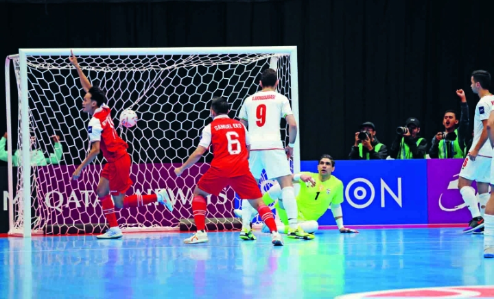 PARTAI PUNCAK: Reza Gunawan (kiri) merayakan gol ke gawang Iran di final Piala Asia Futsal di Indonesia Arena, Jakarta, Sabtu (7/2)