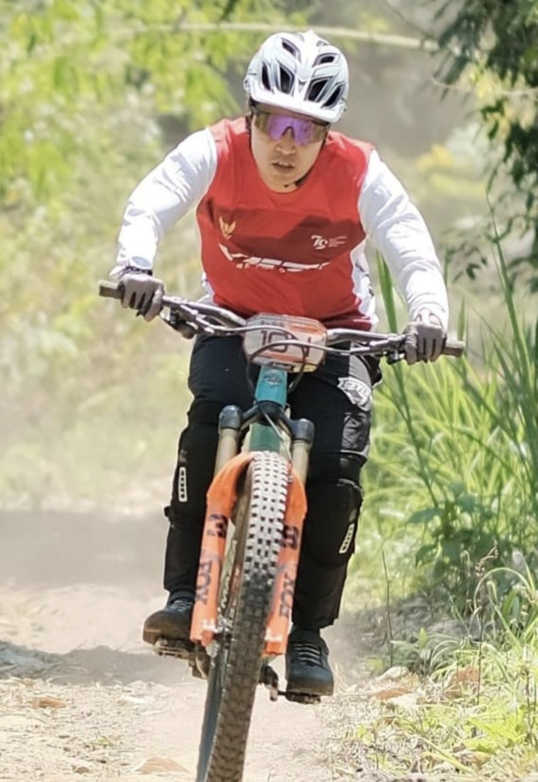 Potret keseruan Sekretaris DPD I Golkar NTB Golkar Firadz Pariska saat melibas medan menanjak dengan sepeda MTB andalannya.