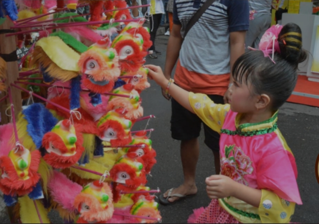 Berbagai pernak pernik Imlek dan Cap Go Meh, beberapa waktu lalu. (KEMENPAR RI)