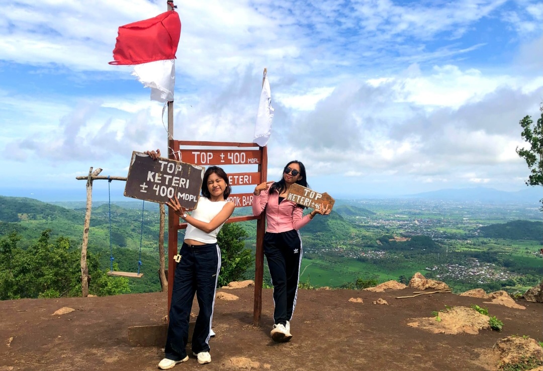 INDAH: Sukma (kanan),dan Wulan, dua pendaki asal Cakranegara. Kota Mataram foto di puncak Bukit Keteri Lombok Barat pekan lalu.