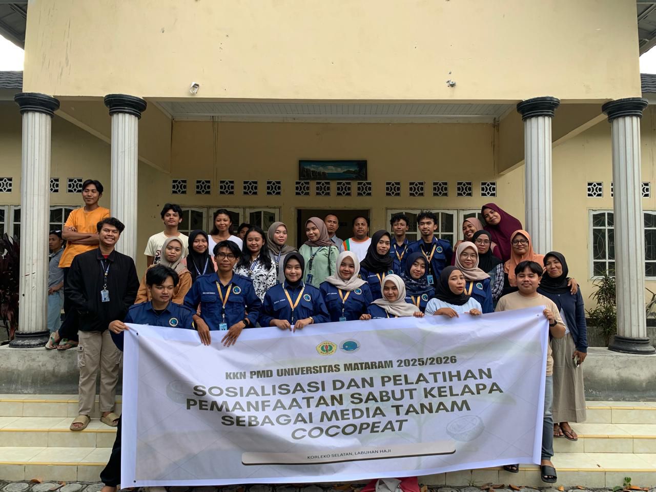 Mahasiswa KKN Unram ajarkan warga Desa Korleko Selatan olah sabut kelapa jadi media tanam dan peluang usaha baru.