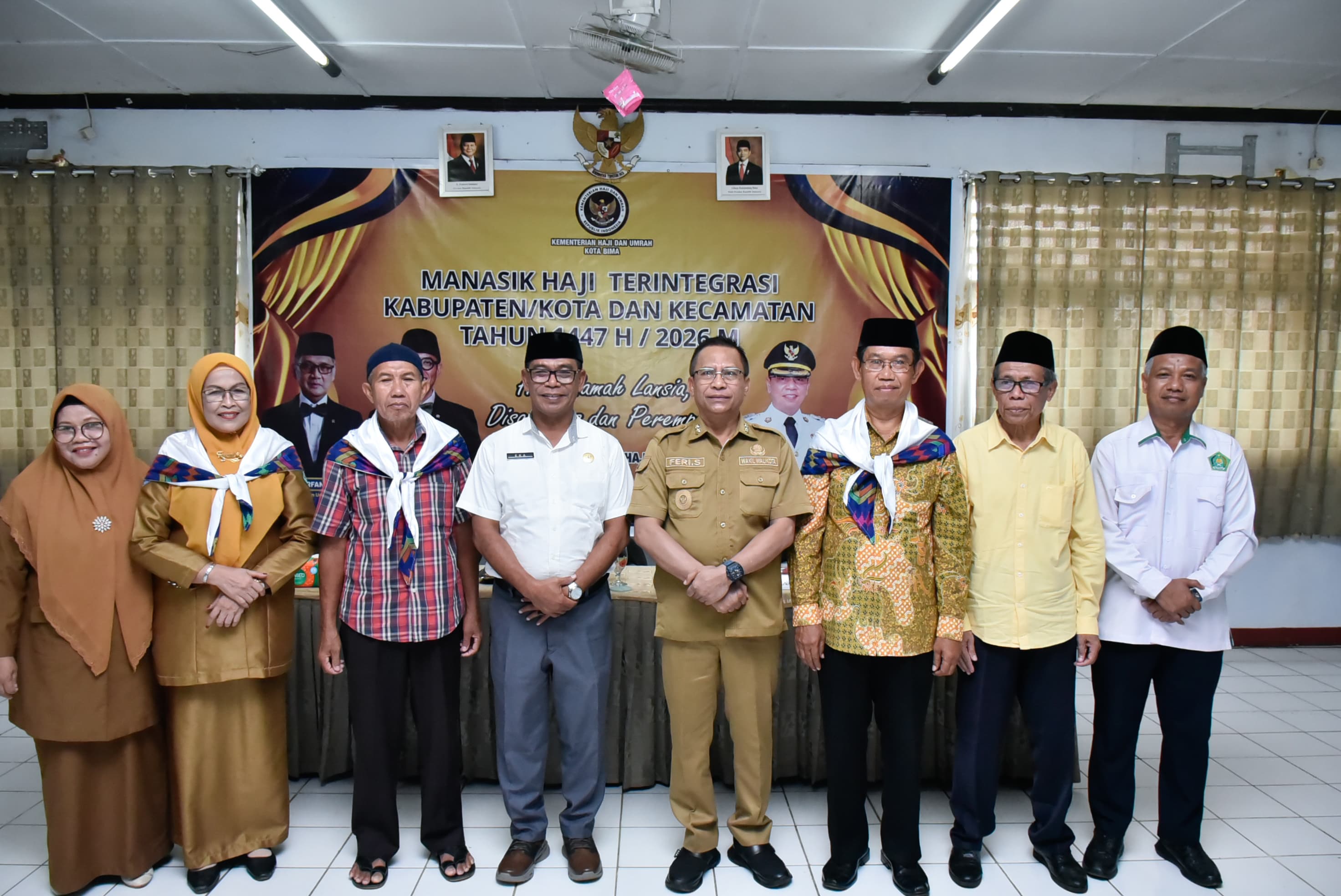 Wakil Wali Kota Bima Feri Sofiyan (empat kanan) berfoto bersama usai manasik haji di aula SMK Negeri 3 Kota Bima, Senin (9/2). (Dok Prokopim Setda Kota Bima)