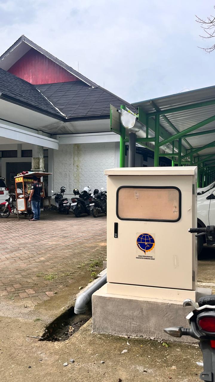 Salah satu kubikel milik Pemda KSB yang rusak. Panel listrik ini tepat berada di depan kantor Dinas Perumkim dan Dinas Pertanian KSB. (Faruk/Lombok Post)