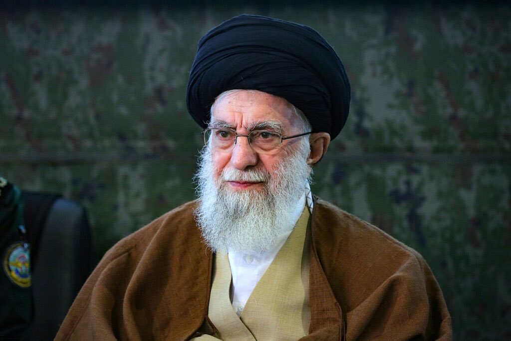 Ayatollah Ali Khamenei dilaporkan tewas dalam serangan gabungan AS&ndash;Israel, memicu balasan rudal Iran. (internet)