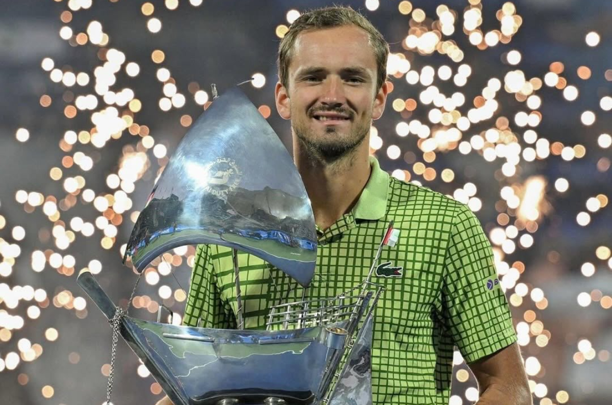 Daniil Medvedev juara Dubai 2026 usai Griekspoor mundur karena cedera hamstring. Raih gelar ke-23 dan dekati Top 10 ATP.