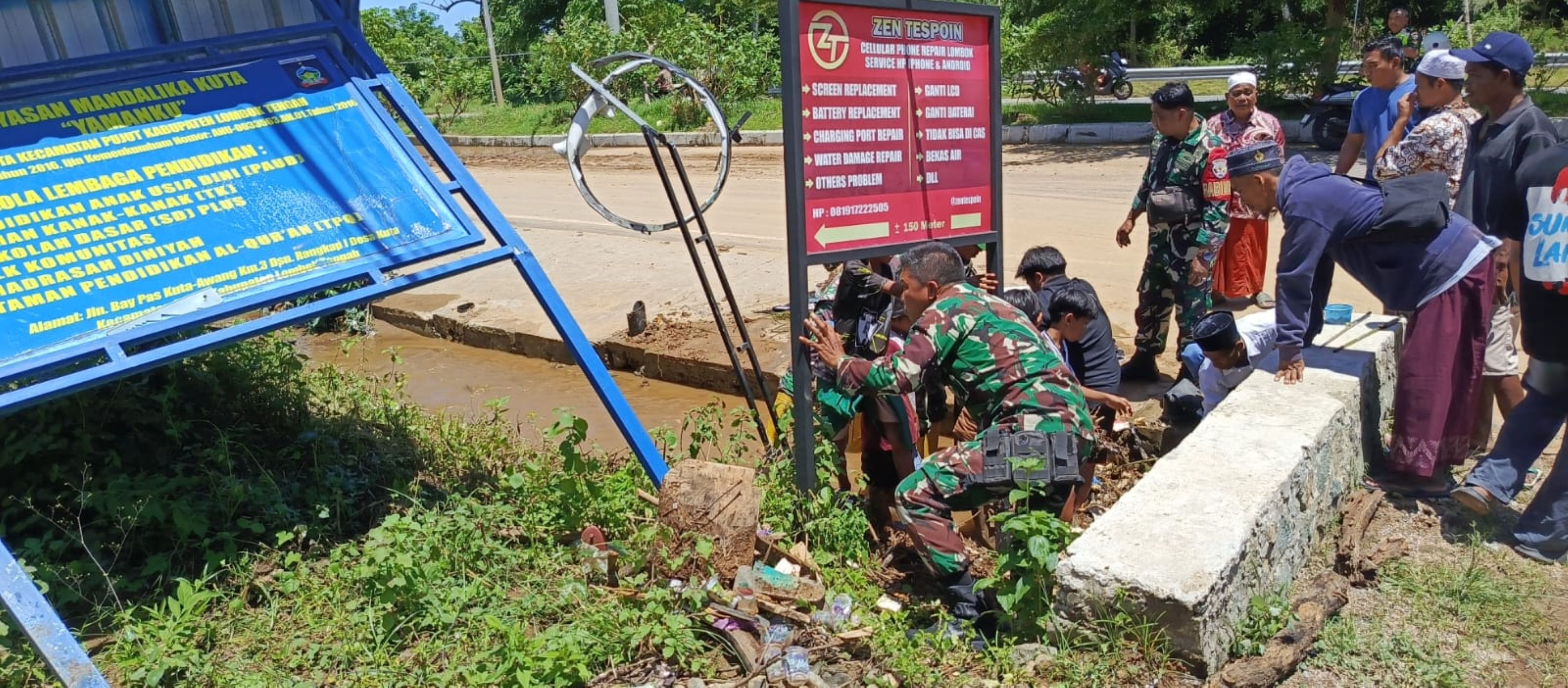 Babinsa di jajaran Kodim 1620 Lombok Tengah gerak cepat lakukan pembersihan di wilayah terdampak pascabanjir, pekan lalu.