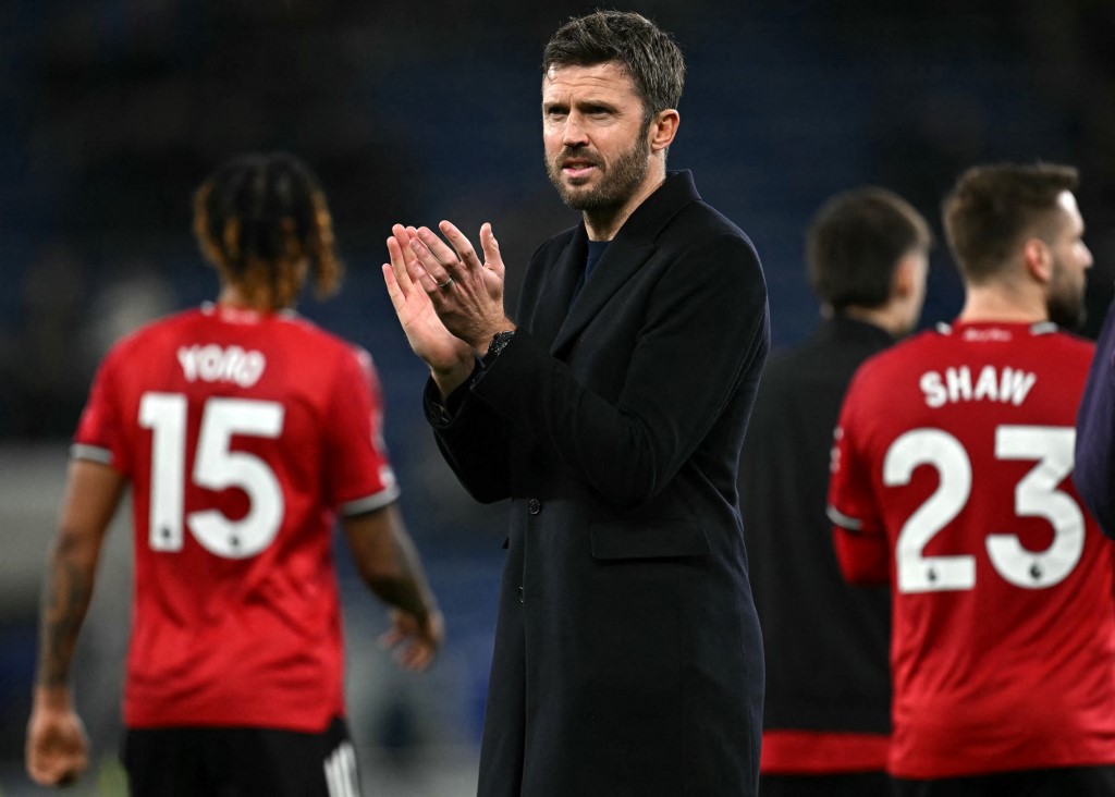 Pelatih Manchester United Michael Carrick memberikan aplaus kepada para suporter. (Paul ELLIS/AFP)