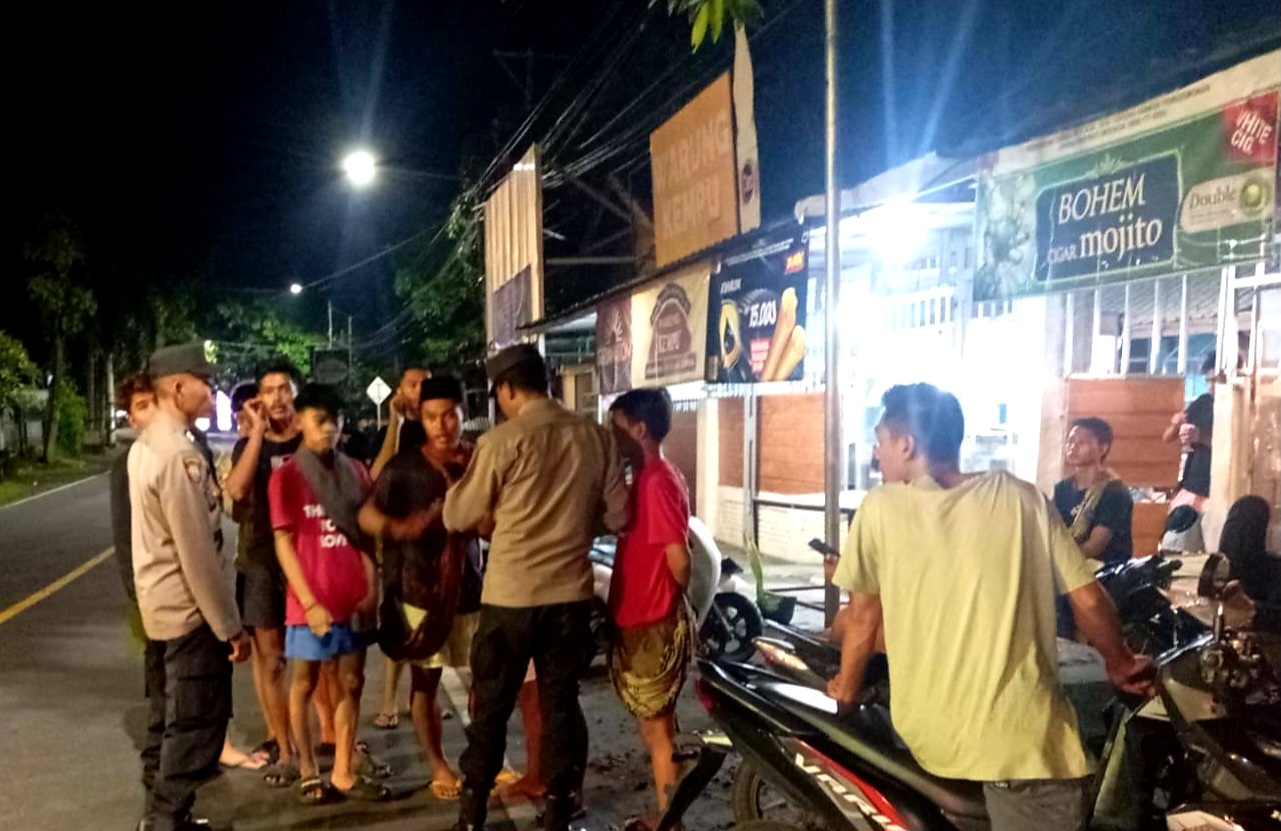 Petugas Polsek Batulayar turun ke lokasi jalan wisata Senggigi, Desa Senteluk, Batulayar, Minggu (1/3).