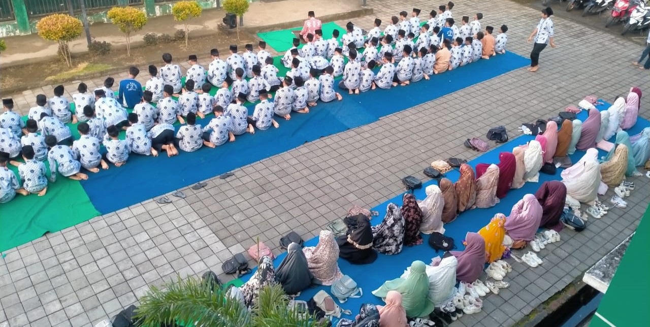 Siswa MTsN 2 Lobar melaksanakan salat duha berjamaah di madrasah setempat, Jumat lalu (27/2). Ramadan di MTsN 2 Lobar, Kurikulum Berbasis Cinta hadirkan salat Duha dan kuis interaktif  