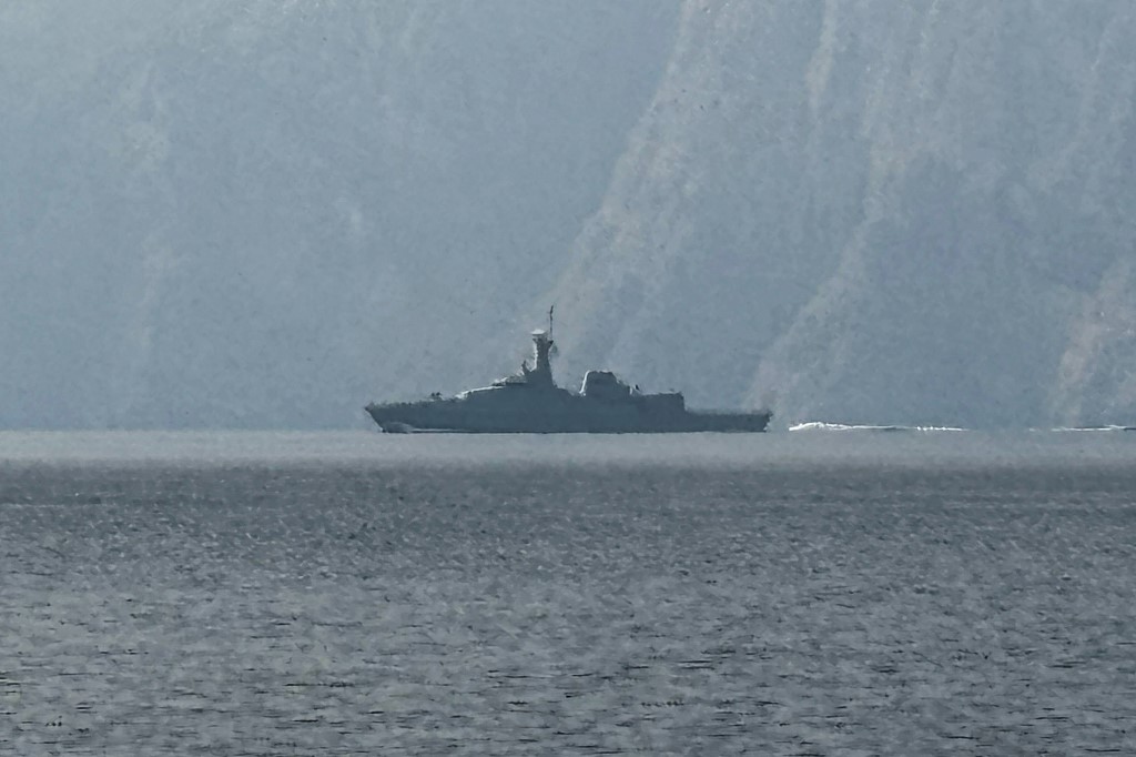 Sebuah kapal angkatan laut terlihat berlayar di Selat Hormuz, jalur perairan vital yang dilalui sebagian besar pasokan minyak dan gas dunia, pada 1 Maret 2026. (Sahar AL ATTAR / AFP)