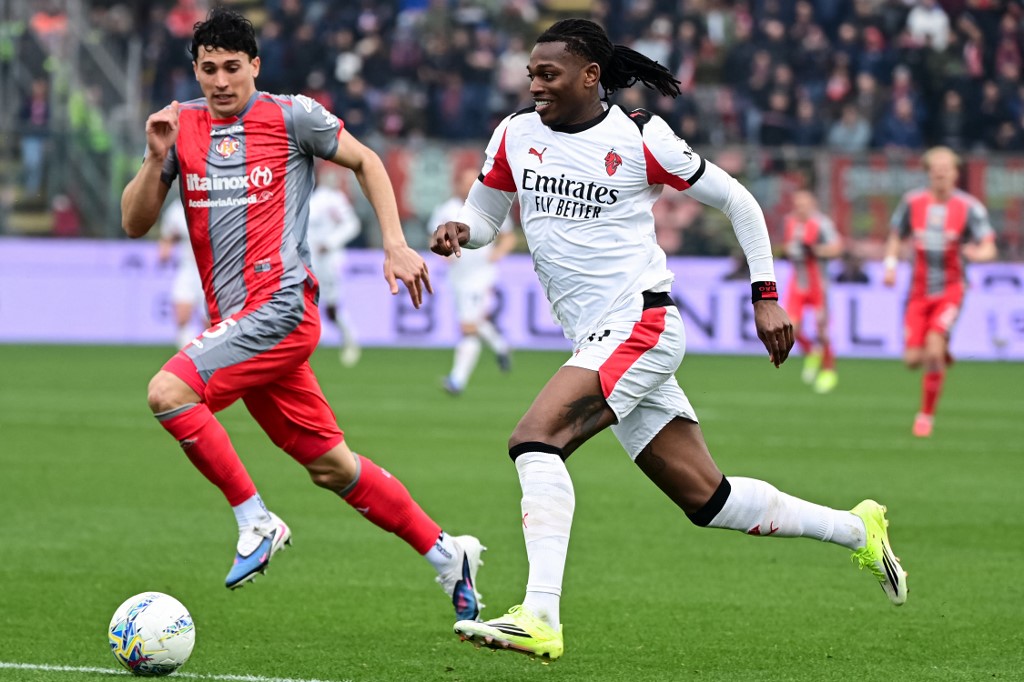 Rafael Leao (kanan) menjadi penentu kemenangan AC Milan atas Cremonese pada 1 Maret 2026. (Piero CRUCIATTI/AFP)