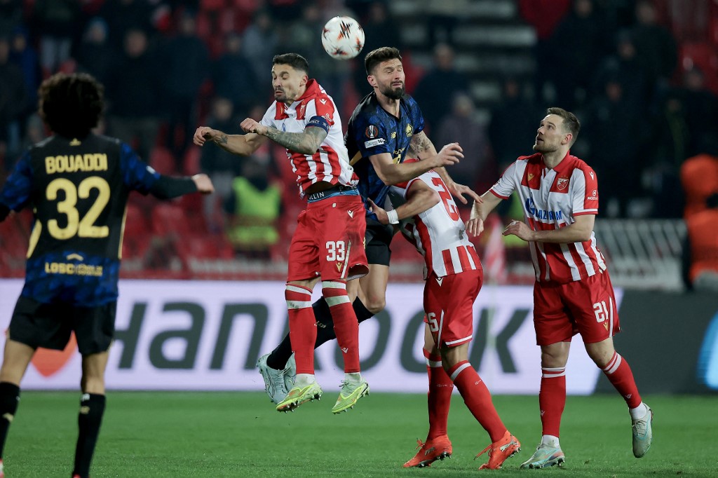 Penyerang Lille Olivier Giroud (tiga dari kanan) memperebutkan bola dalam pertandingan leg kedua play-off babak gugur Liga Europa UEFA melawan FK Crvena Zvezda Beograd. (Pedja Milosavljevic/AFP)