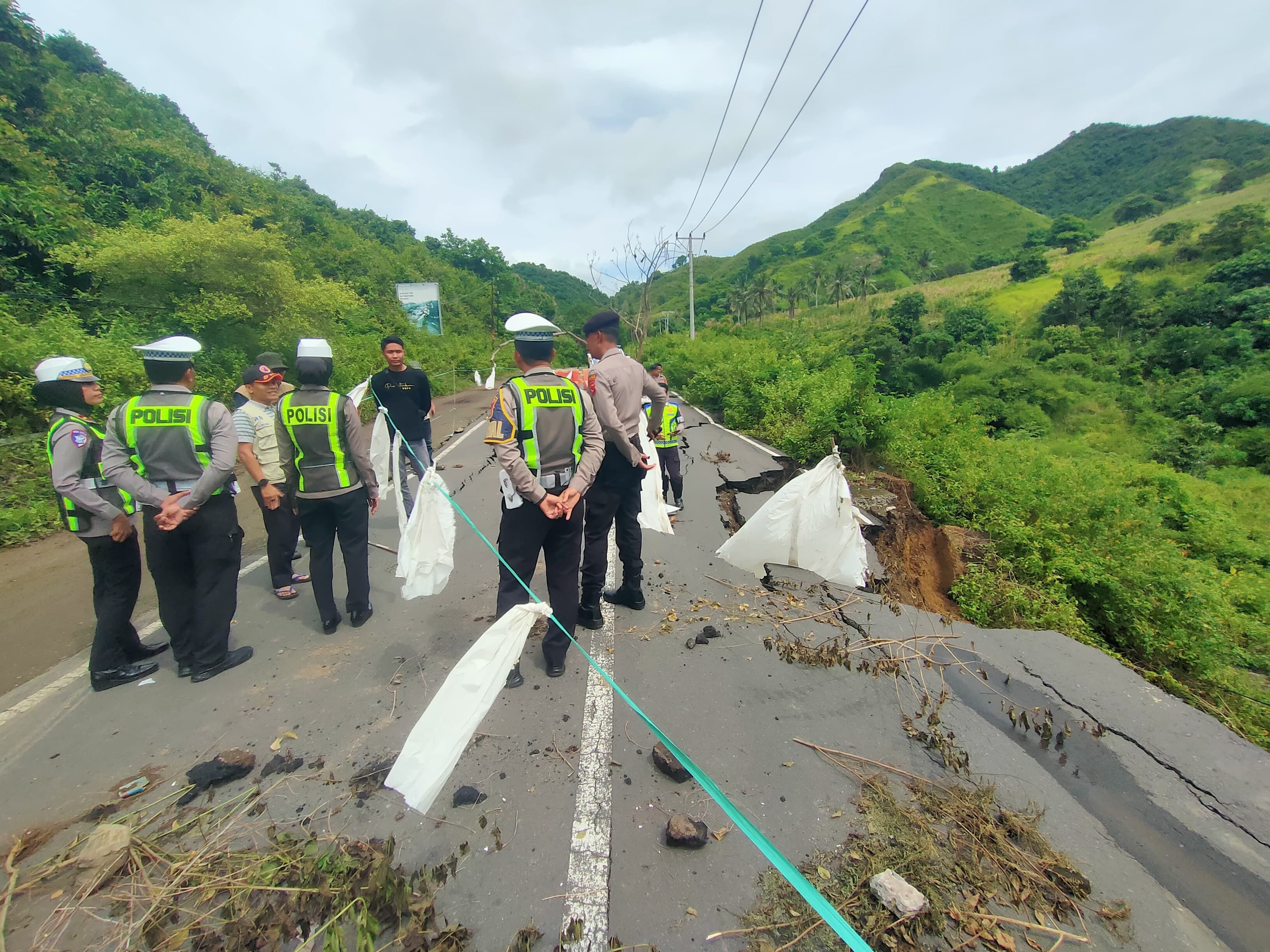 Jajaran Satlantas Polres Lombok Tengah memasang rambu-rambu bagi pengguna jalan saat melintasi jalan wisata Selong Belanak-Kuta di Desa Mekar Sari, Praya Barat, Sabtu (28/2).
