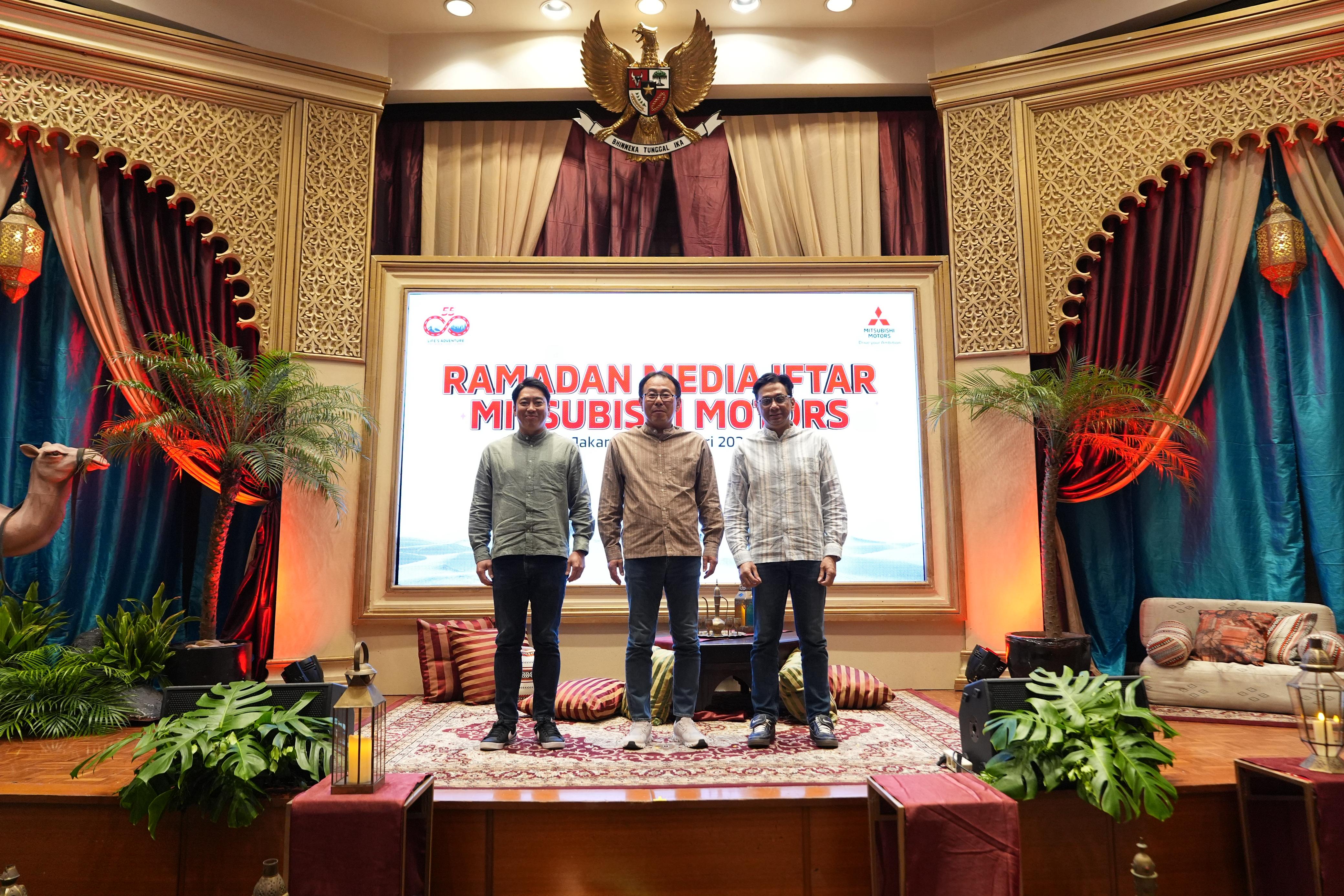 Presiden Direktur PT Mitsubishi Motors Krama Yudha Sales Indonesia Atsushi Kurita (tengah) saat acara media iftar di Jakarta, Jum'at (27/02/2026).