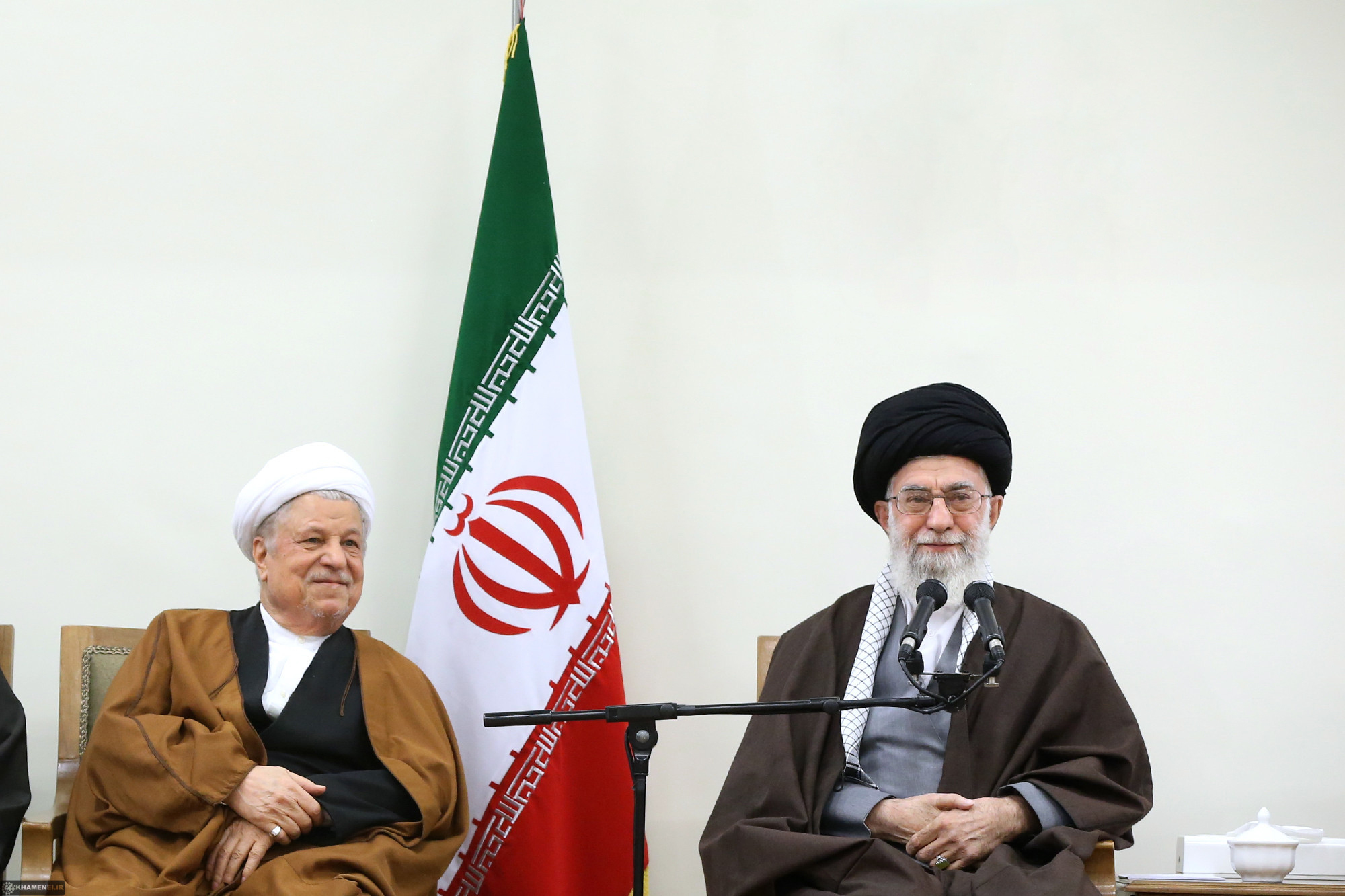 Supreme Leader Iran Ali Khamenei (kanan). (By Khamenei.ir, CC BY 4.0/Wikipedia)