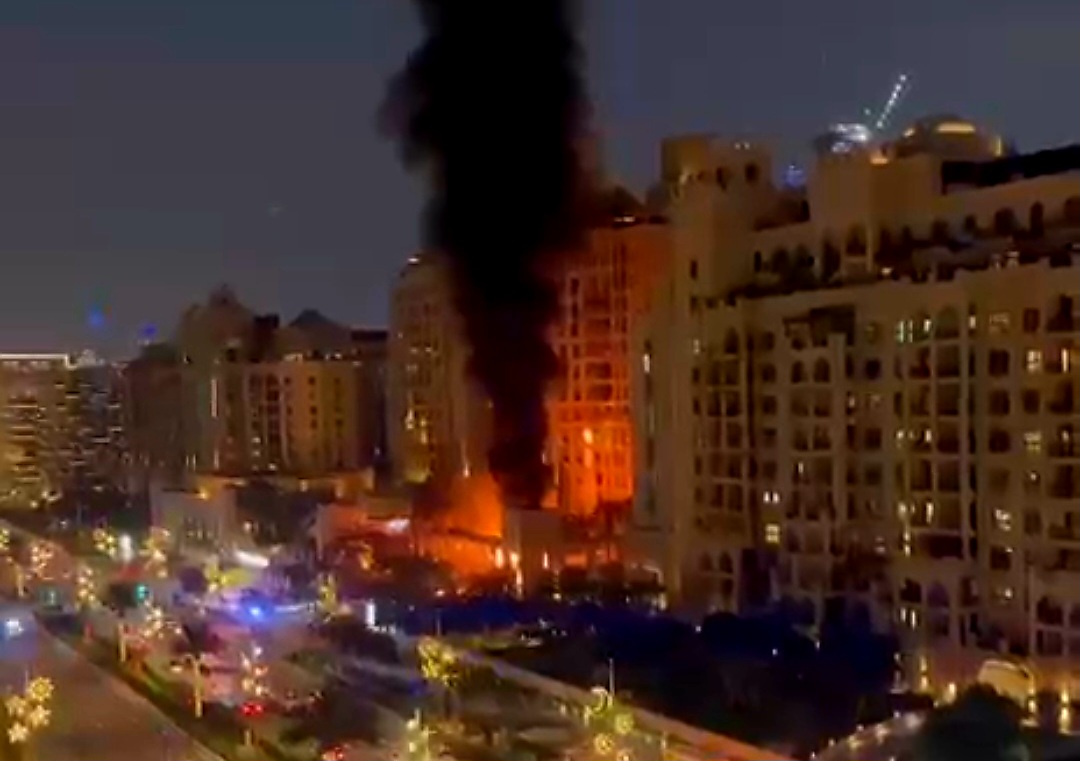 Salah satu gedung di Dubai terdampak rudal bom ketegangan Israel -Iran, Minggu (1/3).