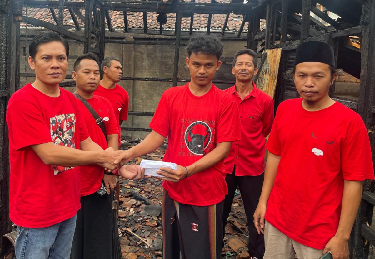 Rumah kader PDI Perjuangan Lombok Timur terbakar. DPC PDIP Lotim bergerak cepat beri bantuan dan tunjukkan solidaritas gotong royong.