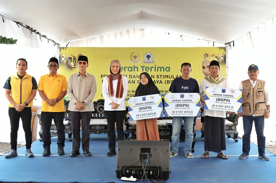 Wakil Ketua DPR RI Hj Sari Yuliati didampingi Wali Kota Mataram H Mohan Roliskana, Ketua DPD Golkar Kota Mataram Rino Rinaldi, Sekretaris DPD Golkar NTB H Firadz Pariska dan Kepala BP3KP Nusa Tenggara