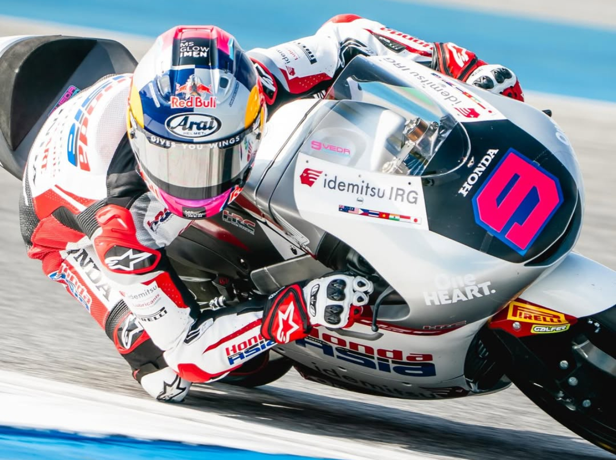 Debut Veda Ega Pratama di Moto3 Thailand 2026 berbuah 11 poin. Finis kelima di Buriram, pembalap Indonesia tembus 5 besar klasemen.